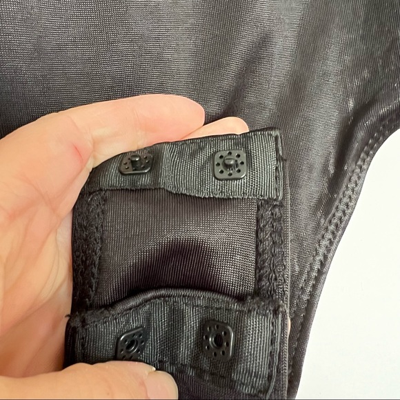 LULU's | cap sleeve black bodysuit - Picture 4 of 4